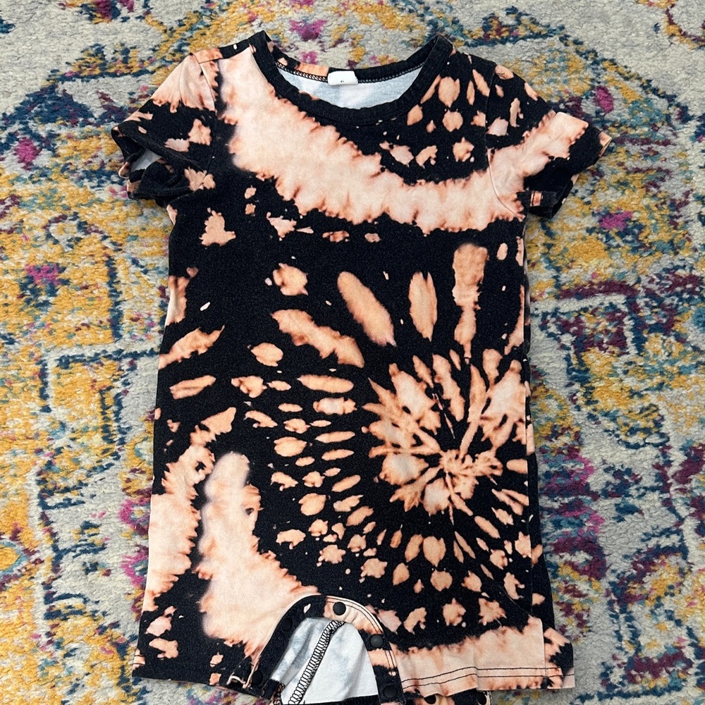 SHEIN Black and Orange Tie-Dye Kids Bodysuit
